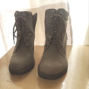 Boots size 8